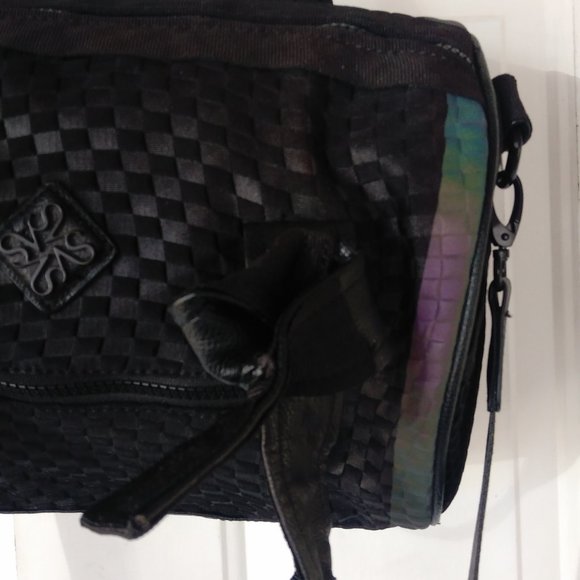 VERA WANG BLACK DUFFLE BAG or BARREL PURSE w/ REFLECTIVE ACCENTS - Picture 11 of 16